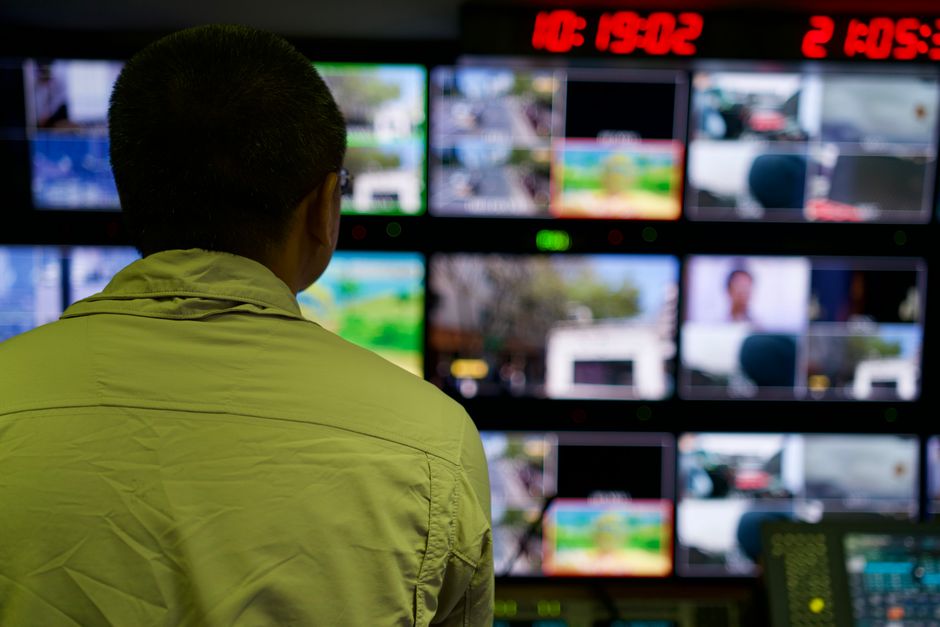 Operadora en sala de control supervisando cámaras de seguridad